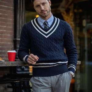 كنزة رجالية جديدة لعام <span class=keywords><strong>2026</strong></span>، سترة رجالية مخصصة، بلوفر رجالي محبوك بنمط الكابل، سترة صوفية برقبة على شكل V للرجال - Product Image 3