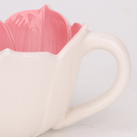 Tasse à café en céramique Redeco Vintage à pétales superposés, motif floral sculpté, intérieur rose magenta, style bohème, cadeau d'anniversaire pour femme