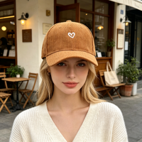 Op maat gemaakte corduroy baseballcap met mini-hart borduursel, zachte dad hat, OEM ODM aangepaste logo voor dagelijks casual gebruik in herfst en winter.
