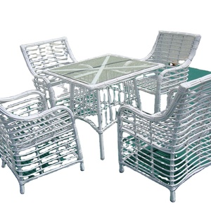 Set di Mobili <span class=keywords><strong>da</strong></span> <span class=keywords><strong>Giardino</strong></span> Moderni Personalizzati in <span class=keywords><strong>Rattan</strong></span> Bianco, Portatili e Resistenti, con Sedie <span class=keywords><strong>da</strong></span> Pranzo Confortevoli e <span class=keywords><strong>Tavolino</strong></span> Impermeabile - Product Image 1