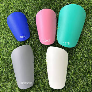 En stock: Mini espinilleras de fútbol blancas personalizables multicolor, pequeñas y lisas - Product Image 3