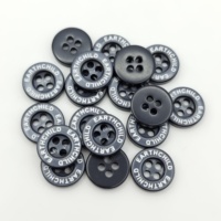 Kancing Resin 10mm 16L Hitam Jahit 4 Lubang dengan Logo Merek Laser Berkualitas Tinggi Ramah Lingkungan untuk Kemeja Polo Pria