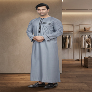 Thobe en coton gris clair pour homme avec bordure noire et poche poitrine, manches longues, Jubba traditionnelle du Moyen-Orient - Product Image 2