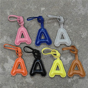 <span class=keywords><strong>Luxe</strong></span> fait à la main cousu véritable agneau cuir sac breloques Alphabets lettre porte-clés accessoire breloque initiale un pendentif cadeau pour les femmes - Product Image 1