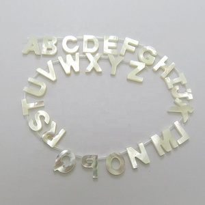 Vente en gros d'accessoires de bijoux DIY : Breloques pendentifs 26 lettres de l'alphabet en nacre naturelle - Product Image 5