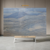 Grande dalle de marbre bleu dynamique à veines fluides, finition polie, idéale pour la décoration murale de chambres modernes et luxueuses, pour hôtels et galeries