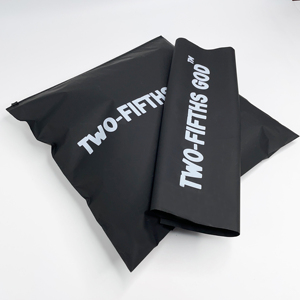 Sac à fermeture éclair givré en plastique écologique personnalisable avec logo pour vêtements et emballages de vêtements - Sac à fermeture éclair noir - Product Image 5