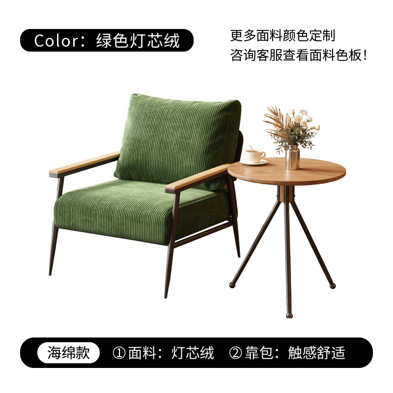 Modello in velluto a coste verde + tavolo singolo