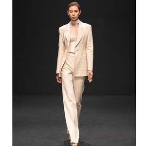 เสื้อเบลเซอร์ผู้หญิงพรีเมี่ยมแบรนด์ขาวที่มีผ้าแจ็คการ์ดทรายทอแขนยาวตัดตรง - Product Image 1