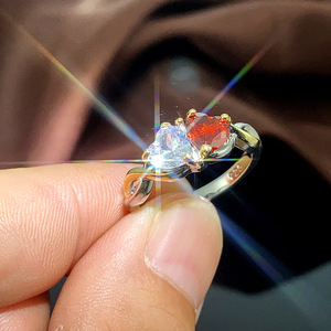 Anello a Cuore Bicolore per Donne, Accessorio Minimalista per Dito con Blocchi di Colore - Product Image 4
