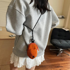 Schattige Mini Crossbody Portemonnee met Opbergruimte voor Oordopjes, Modieus Sleutelhanger, Waterdichte Tas in Baseballpet Vorm - Product Image 3