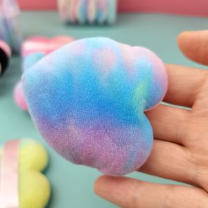 Borlas de Maquillaje en Forma de Corazón Más Vendidas, Coloridas, de Terciopelo Suave, para Polvo Suelto, Marca Privada - Product Image 1