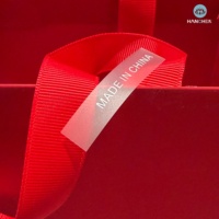 Etiquetas de tela personalizadas hechas en China con logo 3D en relieve, impresión ecológica por huecograbado para ropa, trajes de baño y ropa interior. Envío gratis.