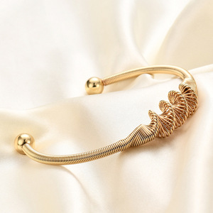 Brazalete abierto de acero inoxidable europeo americano de 4 mm con rosca, brazalete de acero titanio chapado en oro de 18 quilates para mujer, joyería de moda para regalo. - Product Image 2