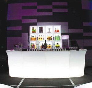 Barra de <span class=keywords><strong>Bar</strong></span> LED Portátil Moderna y Brillante con Construcción de Plástico para el Hogar, Centros Comerciales y Eventos al Aire Libre - Product Image 4