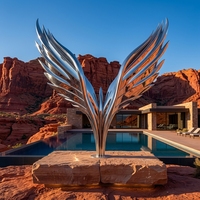 Grande installation artistique en métal pour extérieur, sculpture d'aile abstraite moderne en acier inoxydable sur mesure pour hôtel, villa, centre d'affaires