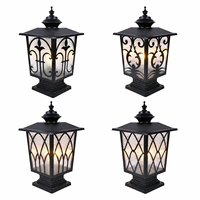 Luxe buitenlantaarn met decoratief Fleur-de-lis frame en matglas