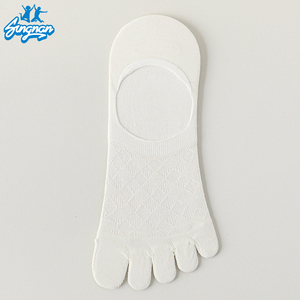 Vente chaude cinq doigts <span class=keywords><strong>chaussette</strong></span> séparée pour hommes été respirant chaussettes <span class=keywords><strong>fantaisie</strong></span> couleur mince maille courte Invisible corps Logo chaussettes - Product Image 6