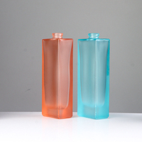 Flacon de parfum en verre givré bleu rose de 50 ml, long et plat, avec pulvérisateur à pompe et bouchon en bois pour l'emballage cosmétique