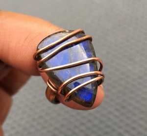Anillo de dedo envuelto en alambre de cobre estilo clásico hecho a mano piedra preciosa labradorita Natural azul llamativo corte de pera suave al por mayor - Product Image 4
