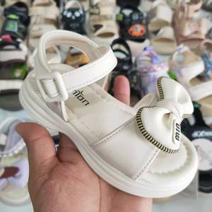 Material: Parte superior de PVC suave con decoración de lentejuelas brillantes, ligero y transpirable, no irrita los pies de los niños. - Product Image 2