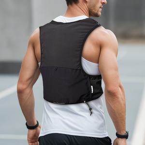 سترة جري مخصصة للمسارات مع حقيبة ترطيب وقارورة ماء مرنة، سترة خفيفة الوزن للركوب والجري بتصميم حسب الطلب - Product Image 4