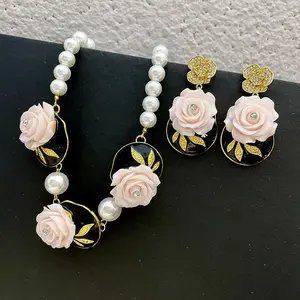 Flores de lujo de moda 18K colgante de circón chapado en oro Perla conjunto de joyas de acero inoxidable