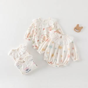 Ensemble de trois pièces pour bébés filles : barboteuse en coton avec col en dentelle, style triangle, et body nouveau-né - Product Image 1