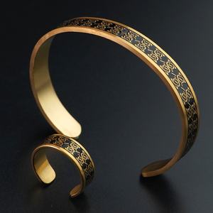 Conjunto de Joyería de Moda: Pulseras de Acero Inoxidable Esmaltado Personalizadas de Nuevo Estilo, Anillo con Dijes PVD de 18K y Brazaletes Dorados - Product Image 1