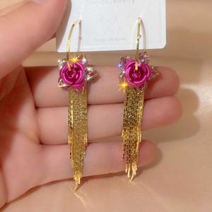 Boucles d'oreilles pendantes mi-longues à pompons, motif fleur de rose, style européen et américain haut de gamme, plaqué or, élégantes et polyvalentes, pour un look luxueux et raffiné. - Product Image 6