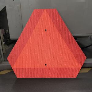 Segnale triangolare di avvertimento in alluminio ad alta riflettività ASAE S276.4 per veicoli a movimento lento (SMV) come golf cart e trattori - Product Image 1