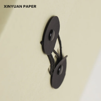 Boîte cadeau rigide de style enveloppe beige personnalisée |   Emballage en papier d'art recyclable avec fermeture magnétique et gaufrage de luxe pour vêtements