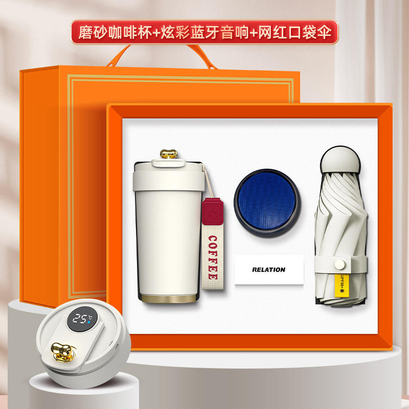 Ensemble trois pièces blanc : tasse à café, haut-parleur et parapluie