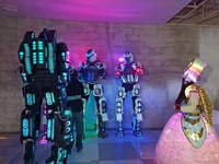Costume de robot LED géant sur échasses, tenue de performance lumineuse multicolore pour les soirées en boîte de nuit et les festivals