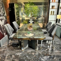 Table à manger rectangulaire moderne haut de gamme en or avec plateau en pierre, pieds en acier inoxydable de luxe contemporain pour salle à manger