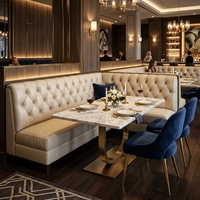 Ensemble de banquettes de restaurant avec canapé en velours vert forêt et table à manger en bois de noyer avec chaises en velours