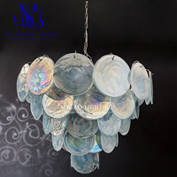 Lustre en verre vintage français médiéval haut de gamme, grand modèle, avec pampilles en forme de nuages bleus superposés, pour villa à plafond haut