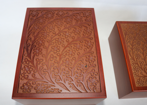 Urna funeraria in legno per ceneri umane, urna commemorativa in legno massello con coperchio floreale intagliato a mano - Product Image 5