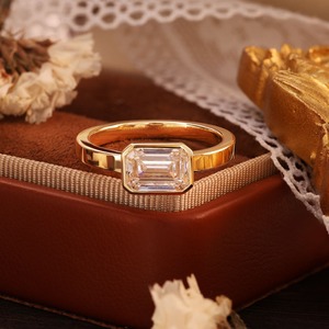 Bague en diamant taille émeraude la plus vendue, plaquée or 14 carats, bijoux de mode pour femmes, pour un usage quotidien et spécial, disponible au prix d'exportation - Product Image 1