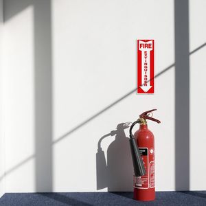 Panneau de sécurité photoluminescent « EXTINCTEUR » - Panneau en aluminium qui brille dans le noir pour la sécurité incendie - Product Image 2