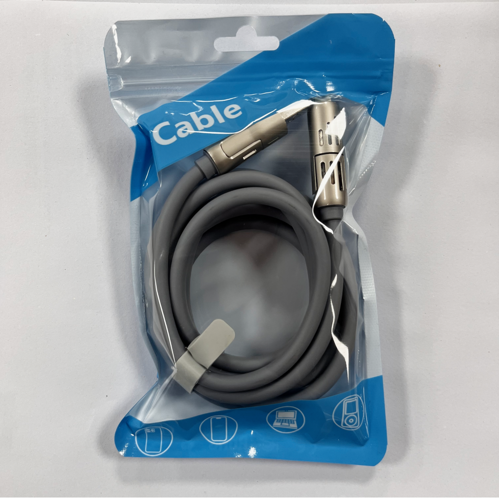 Cavo grigio con sacchetto di plastica