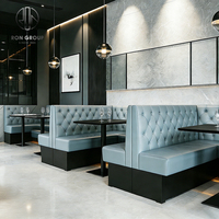 Ensemble de mobilier de restaurant moderne en cuir bleu et marbre sur mesure Ron Group, table, chaises et banquette
