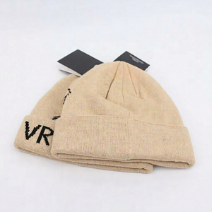 INJAE Vente en gros Bonnet d'hiver unisexe en acrylique tricoté à revers, couleur unie, vierge, de haute qualité, avec logo personnalisé - Product Image 1