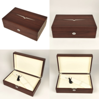 Boîte à bijoux en bois plaqué foncé avec doublure en PU, logo personnalisé, quincaillerie métallique, boîte de rangement pour collection de bijoux et cadeau de mariage de luxe