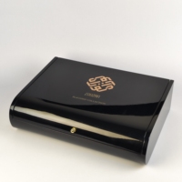 Boîte cadeau en bois laqué piano haute brillance avec insert en mousse pré-découpé, logo personnalisé et fermeture métallique pour le rangement et l'emballage de coffrets de parfums du Moyen-Orient