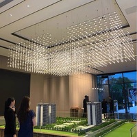Lustre cube LED moderne personnalisé en acier inoxydable, grand luminaire LED en cristal de luxe pour plafonds hauts, idéal pour les hôtels