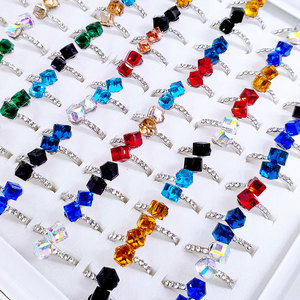 2024 de moda en stock <span class=keywords><strong>precio</strong></span> barato lindo color caramelo venta al por mayor mezcla de venta geometría Cristal Diamantes de imitación niñas anillos de aleación - Product Image 5