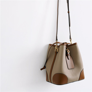 Sac à main bandoulière en cuir véritable à cordon de serrage, résistant à l'eau, avec logo personnalisé, style litchi, pour femmes - Product Image 2