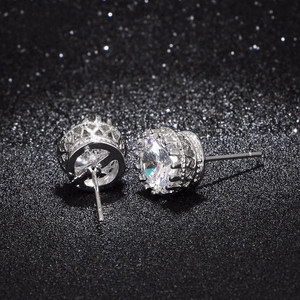 Boucles d'oreilles clous couronne mignonnes pour femmes, petites boucles d'oreilles scintillantes, bijoux de mode pour le quotidien et les fêtes - Product Image 4