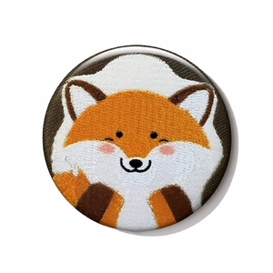 Insignias de hojalata bordadas con dibujos animados personalizados con pasador de seguridad Botón de hojalata de metal con logotipo personalizado para regalo de accesorios de moda - Product Image 5